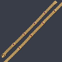 Lote 2245: Collar y pulsera con rubíes talla cabujón engastadas en bisel con eslabones en oro amarillo de 18K.