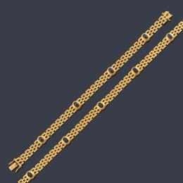 Lote 2246: Collar y pulsera con zafiros talla cabujón con eslabones tipo 'phantere' en montura de oro amarillo de 18K.