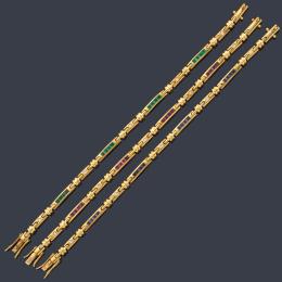 Lote 2247: Tres pulseras con zafiros, esmeraldas y rubíes calibrados con brillantes, en montura de oro amarillo de 18K.