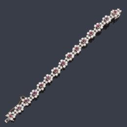 Lote 2264: Pulsera con rubíes talla redonda con orla de brillantes de aprox. 6,00 ct en total.