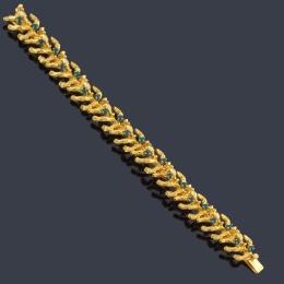 Lote 2278: Pulsera con crisoprasas talla cabujón sobre eslabones texturizados con diseño de ramas realizados en oro amarillo de 18K.