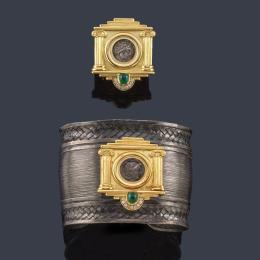 Lote 2279: Brazalete rígido y anillo con moneda antigua, esmeralda talla cabujón y brillantes en oro amarillo de 18K y metal pavonado.