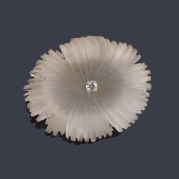 Lote 2292: Broche con diseño floral realizado con cristal de roca y brillante central, sobre montura de oro blanco de 18K.