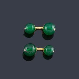 Lote 2307: Gemelos con cuentas esféricas de ágata verde en montura de oro blanco de 18K.