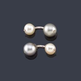 Lote 2308: Gemelos con perlas de Tahití y perla cultivada en montura de oro blanco de 18K.