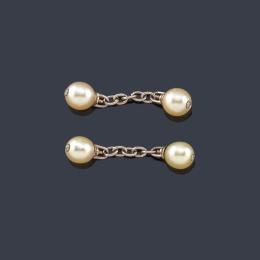 Lote 2314: Gemelos con cuatro perlas y brillantitos unidos entre sí con eslabones en oro blanco de 18K.