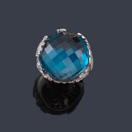 Lote 2325: CARRERA & CARRERA
Anillo de la colección 'Aqua' con topacio azul facetado en montura de oro blanco mate y brillo de 18K con diamantes.