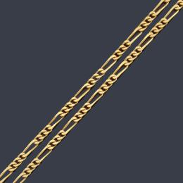 Lote 2341: Cadena larga con eslabones barbados en montura de oro amarillo de 18K.