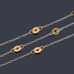 Lote 2351: PRIMAVERA
Tres cadenas unidas en oro blanco de 18K con motivos ovales y esféricos en oro amarillo de 18K.
