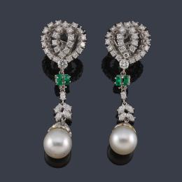 Lote 2401: Pendientes largos con diamantes talla marquís y brillantes de aprox. 6,00 ct en total con pareja de perlas de aprox. 11,44 mm y 11,56 mm.