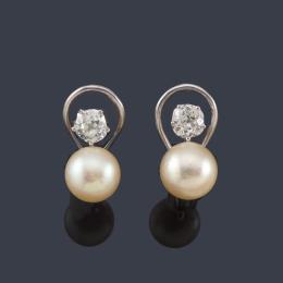 Lote 2443: Pendientes 'Tu y Yo' con pareja de perlas de aprox. 10,02 y 9,74 mm con dos diamantes talla antigua de aprox. 1,70 ct en total.