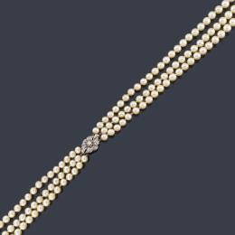 Lote 2445: Collar de tres hilos de perlas de aprox. 6,59 - 9,45 mm en diferentes longitudes.