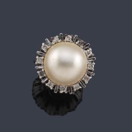 Lote 2459: Anillo con perla Mabe y orla de diamantes talla 8/8 en montura de oro blanco de 18K.