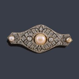 Lote 2461: Broche con tres perlas y diamantes talla antigua y rosa de aprox.  2,05 ct en total. Ppios S. XX.
