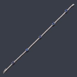Lote 2475: Pulsera con cinco zafiros talla oval de aprox. 2,00 ct con diamantes talla brillante de aprox. 1,16 ct en total.