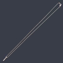 Lote 2477: Colgante tubular con diamantes realizado en oro blanco de 18K y cadena.