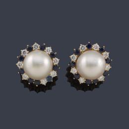 Lote 2498: Pendientes cortos con pareja de perlas australianas de aprox. 14,86 mm y 15,97 mm con orla de zafiros y brillantes de aprox. 2,40 ct en total.