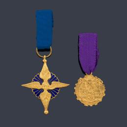Lote 2529: Dos pequeñas condecoraciones,una de ellas es la medalla de la Universidad de Salamanca por el 750 aniversario y la otra cuatro alas sobre motivo esmaltado azul, ambas realizadas en oro amarillo de 18K.