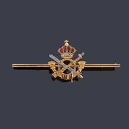 Lote 2530: Alfiler con escudo de Infantería con diamantes talla 8/8 y rubíes en montura de oro amarillo de 18K.