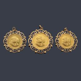 Lote 2605: 3 Monedas conmemorativas de los Reyes Católicos en oro de 22 K con marco en oro de 18 K.