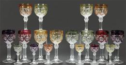 Lote 1000: Juego de doce copas para vino tinto de cristal tallado esmaltado en colores, posiblemente Bohemia.
