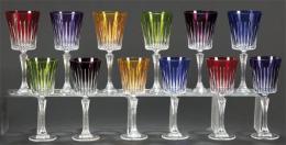 Lote 1003: Juego de seis copas de vino blanco y seis copas de vino tinto de cristal tallado esmaltado en distintos colores, posiblemente Bohemia.
