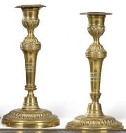 Lote 1010: Pareja de candeleros de bronce, Francia  S. XIX.
Vástago en estípite con base circular