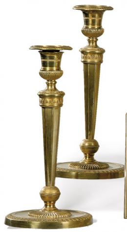 Lote 1014: Pareja de candeleros de bronce dorado estilo Luís XVI, Francia ff. S. XIX.
