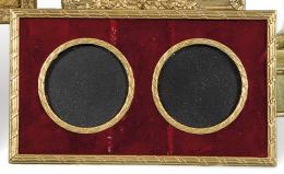 Lote 1018: Portaretratos doble en bronce dorado con terciopelo rojo,  Francia, S. XIX.