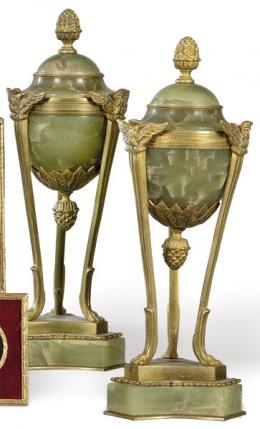 Lote 1019: Pareja de urnas Napoleon III en onix verde y bronce dorado, Francia h. 1860.