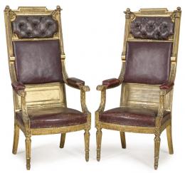 Lote 1021: Pareja de sillones de respaldo alto Napoleón III, estilo Luis XVI en madera tallada y dorada, con tapicería de cuero granate y reposacabezas en capitoné. Francia, segunda mitad S. XIX