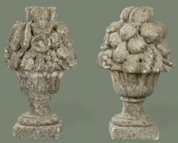 Lote 1038: Pareja de bouquets con frutas para jardín en arenisca