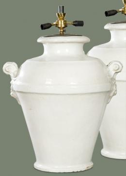 Lote 1048: Lámpara de mesa de cerámica blanca con asas en forma de máscaras de león.