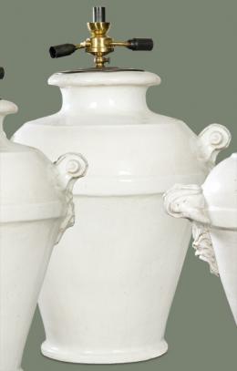 Lote 1049: Lámpara de mesa de cerámica blanca con asas en forma de máscaras de león.