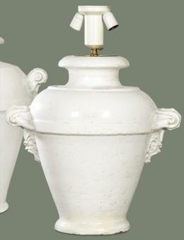 Lote 1050: Lámpara de mesa de cerámica blanca con asas en forma de máscaras de león.