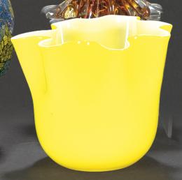 Lote 1056: Jarrón tipo Fazzoletto de Venini en cristal doblado amarillo.