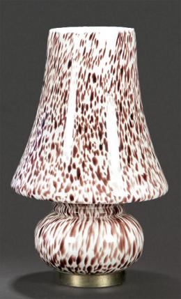 Lote 1059: Lámpara de mesa de cristal de Murano opalina cn manchas berengena