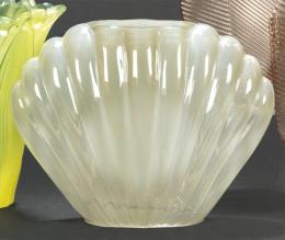 Lote 1061: Jarrón en forma de concha de cristal opalescente de Murano.