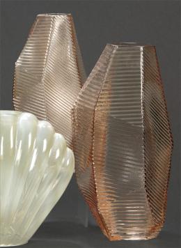 Lote 1062: Juego de dos jarrones Art Deco poligonales, de cristal prensado h. 1930-40.
