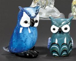 Lote 1064: Dos buhos de cristal de Murano en tonos azules.