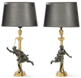 Lote 1070: Pareja de lámparas de bronce con figuras en bronce patinado S.XIX