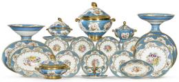 Lote 1080: Vajilla en porcelana esmaltada tipo Sèvres con fondo de azul celeste y decoración pintada de flores enmarcadas por motivos sobredorados. Total piezas: 88
Francia, finales S. XIX
