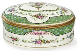 Lote 1081: Caja ovalada en porcelana pintada y esmaltada de Sèvres