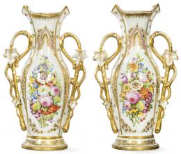 Lote 1093: Pareja de jarrones en porcelana de Viejo París, con decoración de flores  y motivos dorados.
Francia, h. 1850 