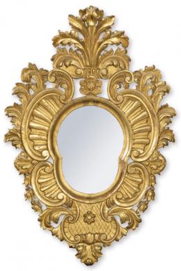 Lote 1096: Marco de espejo en madera tallada, calada y dorada con hojas de acanto, flores y veneras.
Finales, S. XIX