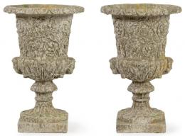 Lote 1101: Pareja de copas tipo Medici de arenisca para jardín.
Con decoración en relieve de flores y máscaras femeninas a modo de asas.