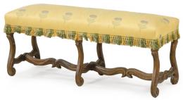 Lote 1102: Banqueta estilo Luis XIV en madera de nogal tallado, con patas terminadas en volutas unidas por chambrans en "H".
S. XX