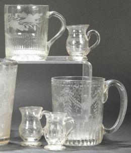 Lote 1106: Dos vasos con asa y tres jarritas de cristal de La Granja grabados a la rueda, Periodo Clasicista (1887-1808).