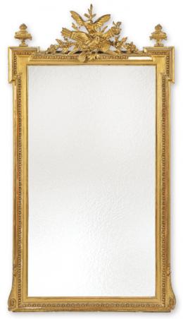 Lote 1109: Marco de espejo Napoleón III, estilo Luis XVI, de perfil quebrado en madera tallada y dorada, con crestería tallada y calada con trofeos.
Francia, segunda mitad S. XIX