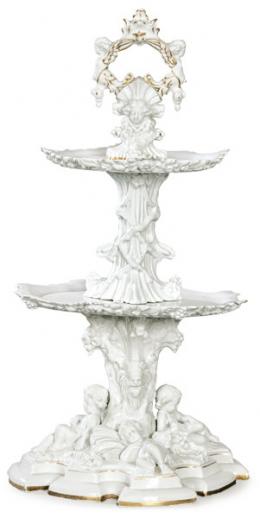 Lote 1110: Centro de mesa de dos alturas en cerámica esmaltada en blanco y parcialmente dorado.
Francia, S. XIX